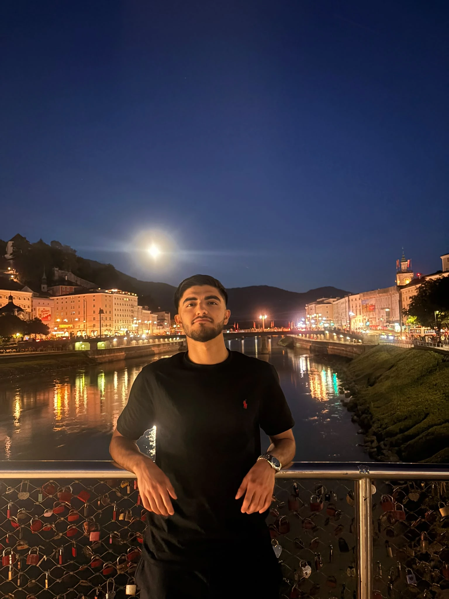 Porträt von Milad Noori vor einer abends beleuchteten Stadt