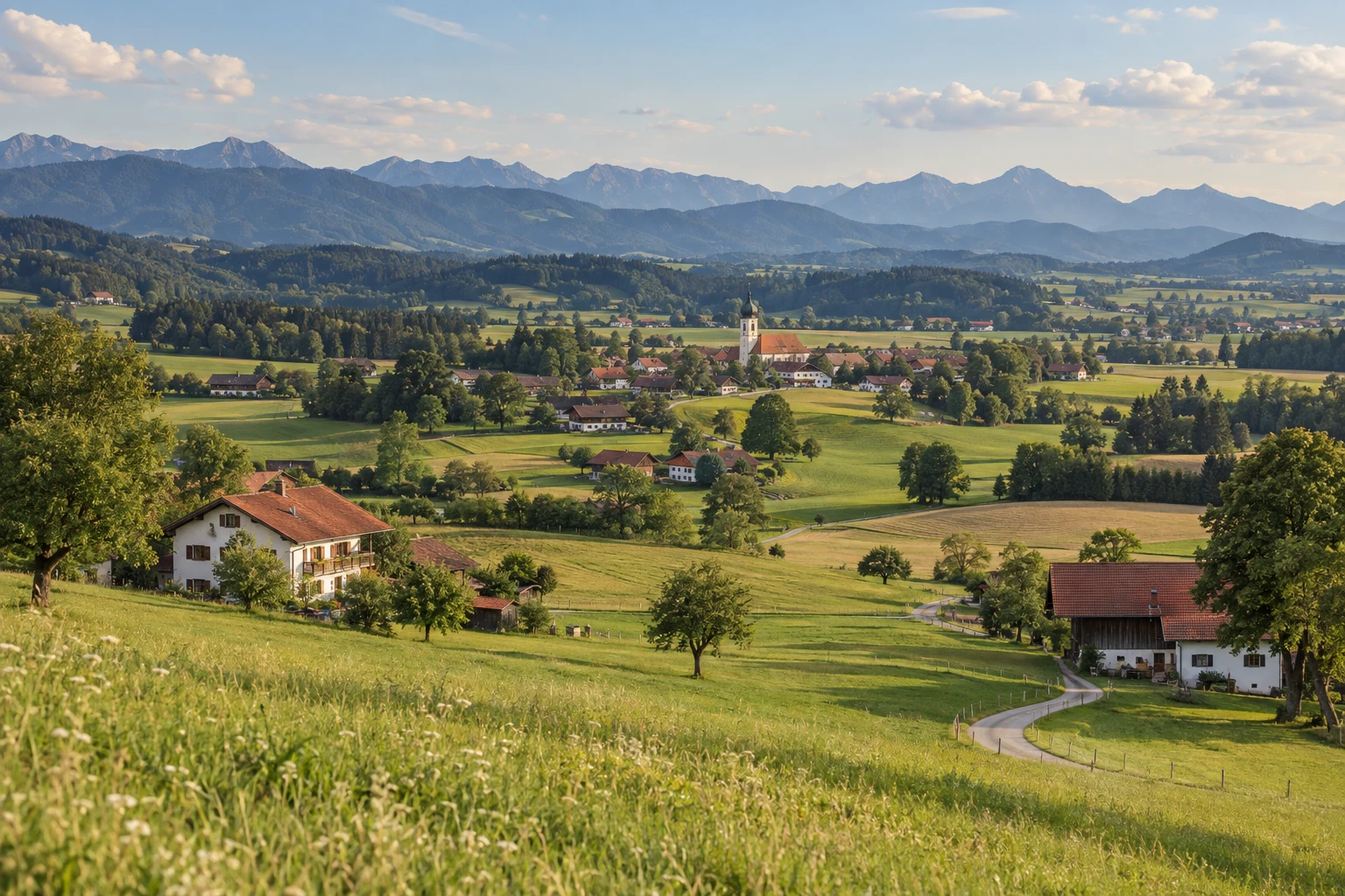 Generiertes Landschaftsmotiv des oberbayerischen Voralpenlands mit Wiesen, Dorf und Bergen